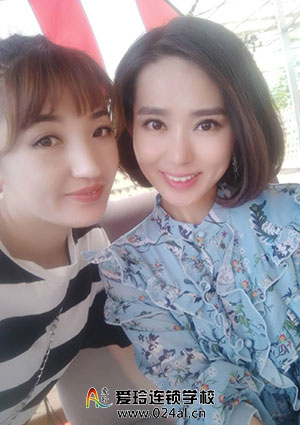 参加辽台活动为鲍蕾化妆